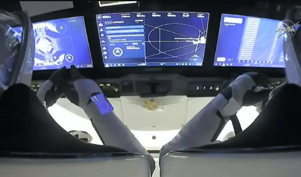 佐野正弘のケータイ業界情報局 第153回 スマホと衛星の直接通信、2026年に競争が本格化　KDDIの独走を阻むライバルたちの動向は