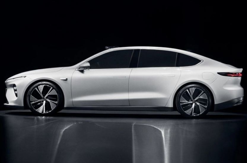 A Tale of 2 Automotive Stocks to Buy
