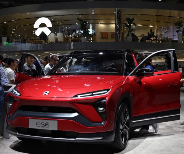 A Tale of 2 Automotive Stocks to Buy