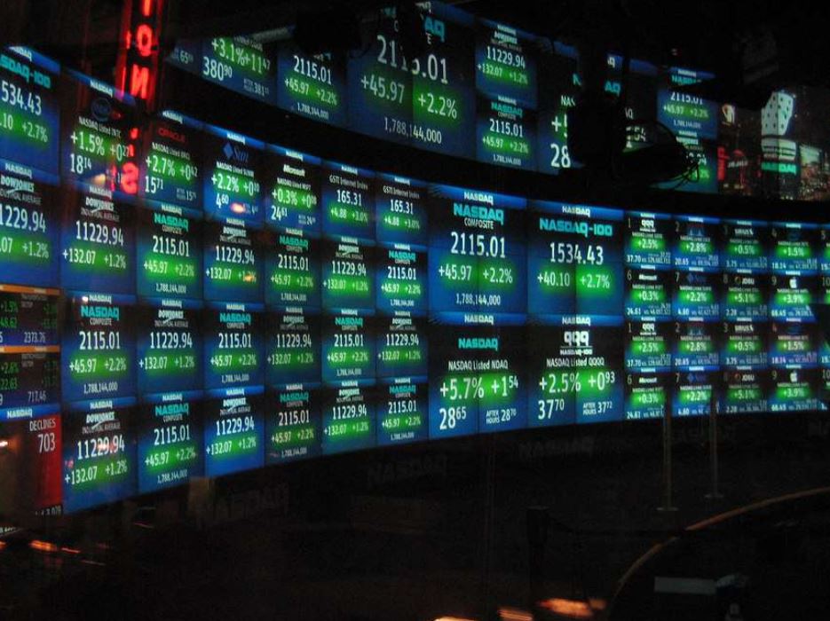 Were Hedge Funds Right About Piling Into American Tower Corporation (AMT)?