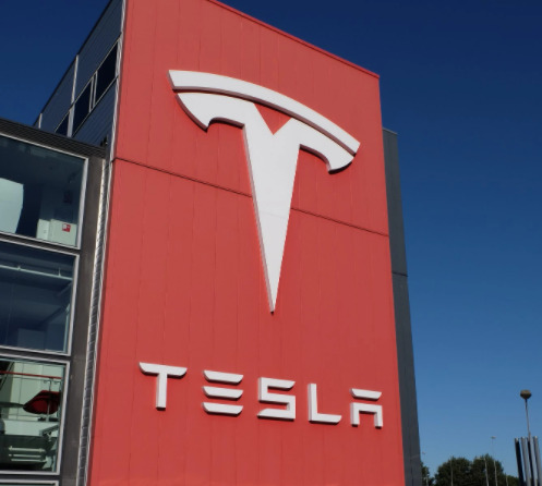 A Tale of 2 Automotive Stocks to Buy